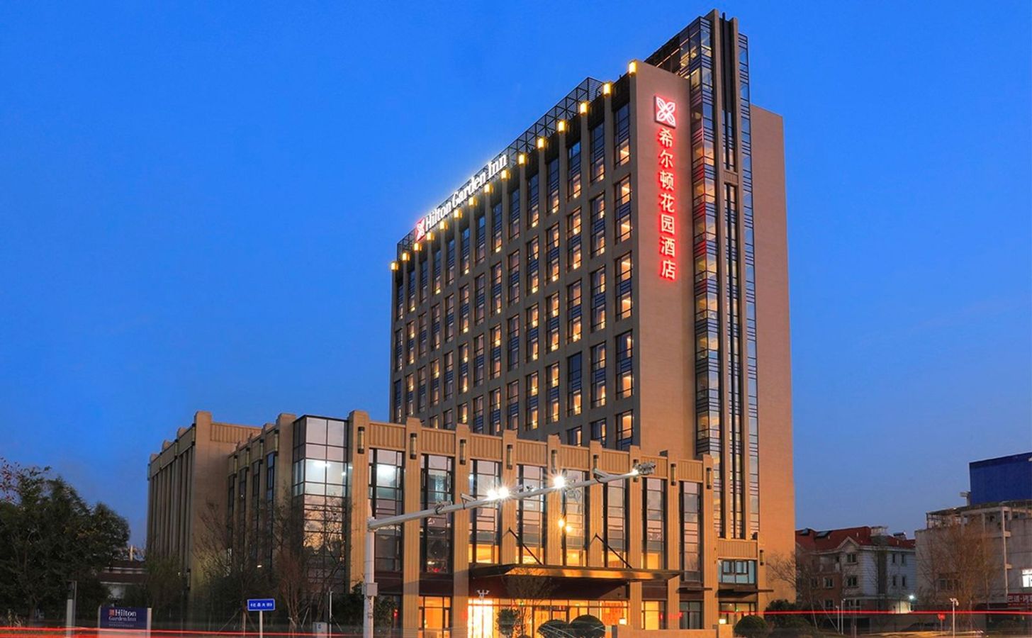 Hilton Garden Inn Changzhou Jintan exterior at night