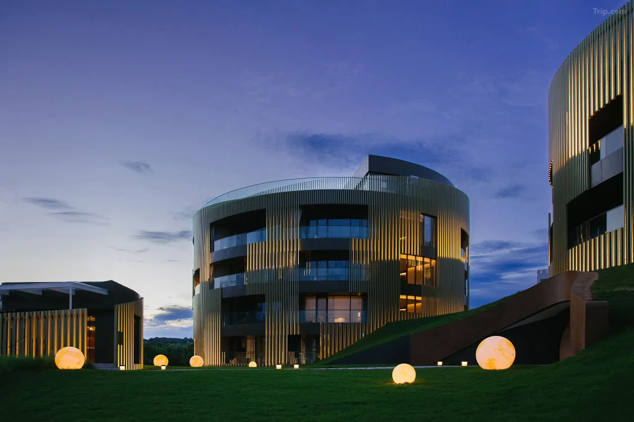 The Quchaninner Liyang, Autograph Collection exterior at night